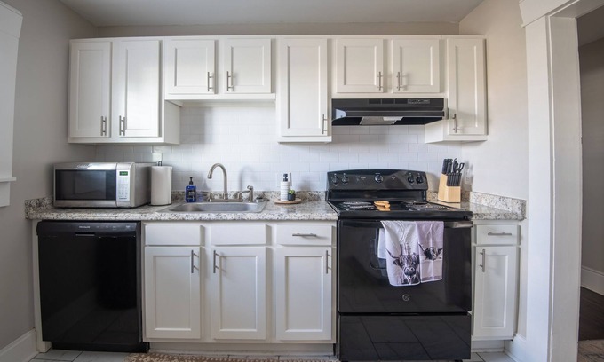 Forest Park Apartment | Avondale Haven: Near it All– WiFi, King Bed & Pets
