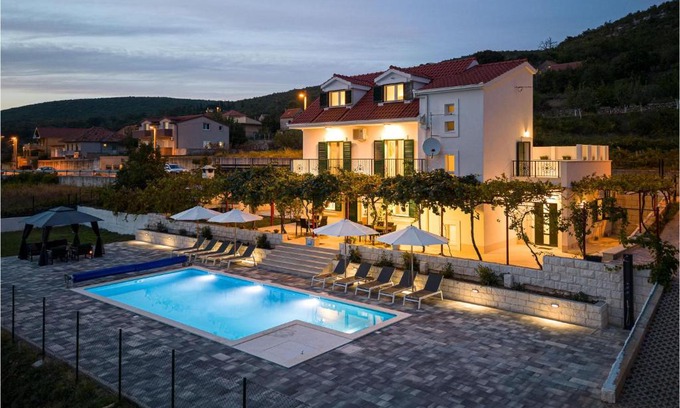 Dicmo House | Awesome Home In Dicmo Prisoje