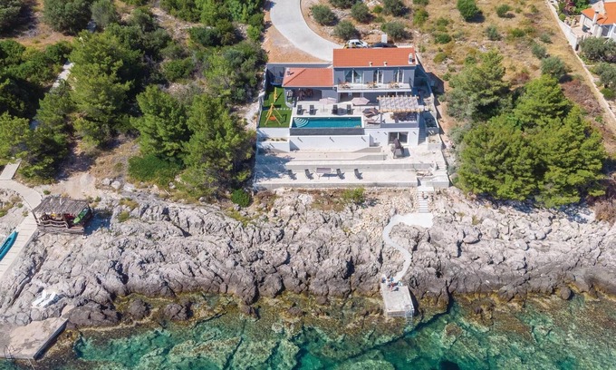 Blato House | Awesome home in Karbuni with sauna