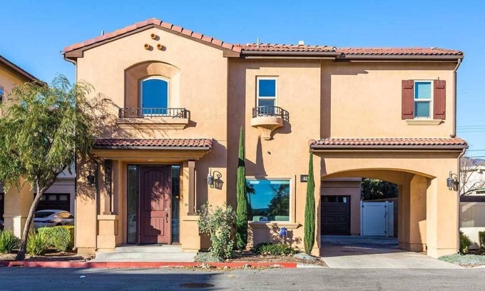 Azusa House | Azusa Views on Traymore