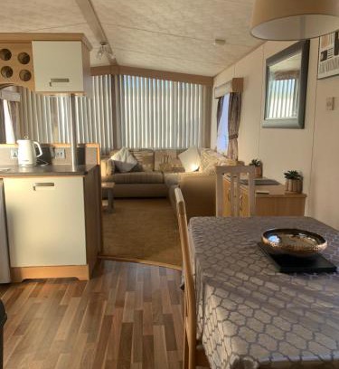 Towyn House | B58 3bed caravan, sleeps up to 8, free Wi-Fi, parking