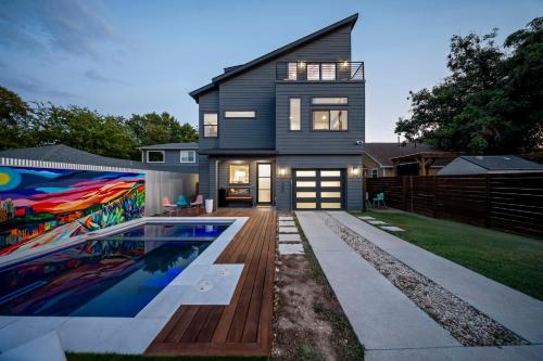 Swede Hill House | Bach & Bubbly House - 5BR, Pool, Gym & Glam Room