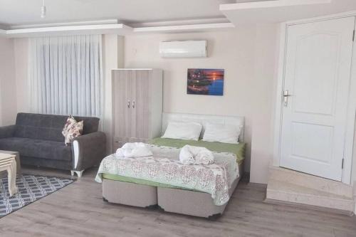 Seferihisar Apartment | Bahçe Katı Stüdyo Daire 1 Deniz Manzaralı