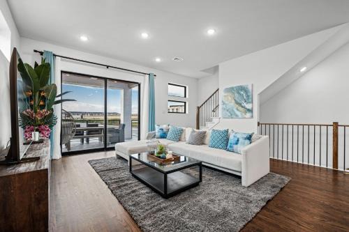 Rowlett House | Balcony 3br Retreat With Lake View