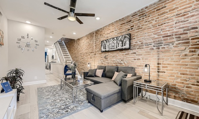 Canton House | BALTIMORE ROWHOUSE CLOSE TO WATER KING BED PARKING