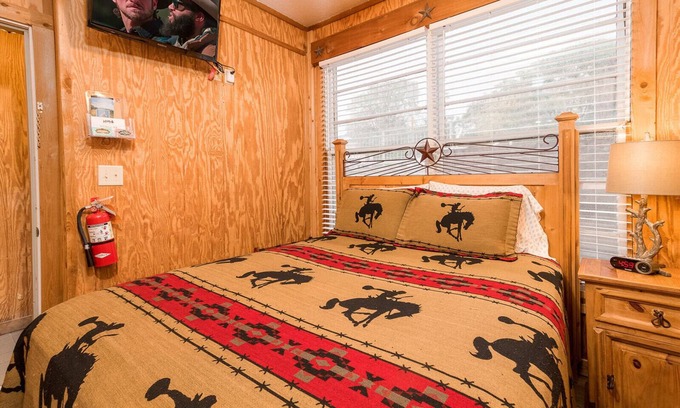 Bandera Hotel | Bandera Bunkhouse On Main #3