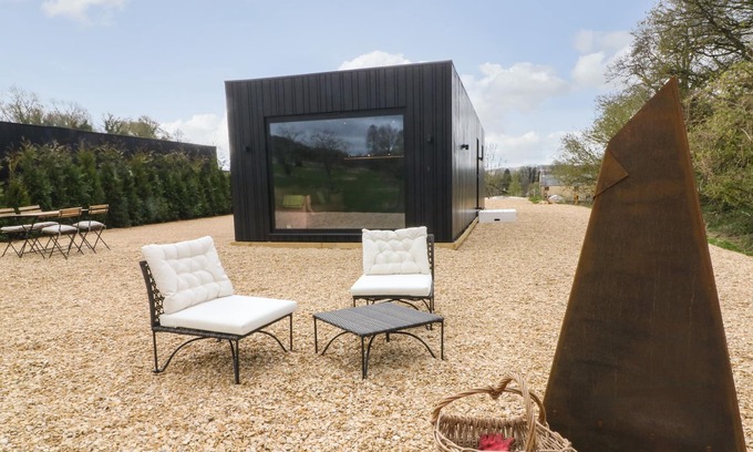 Whittington Cottage | BANTAM HOUSE 1, romantic, with a garden in Cheltenham