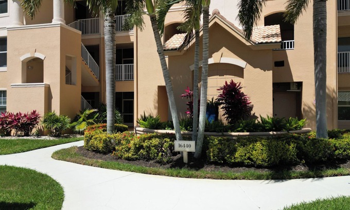 Tropical Cove House | Barefoot Bungalow Retreat. Pool and golf included