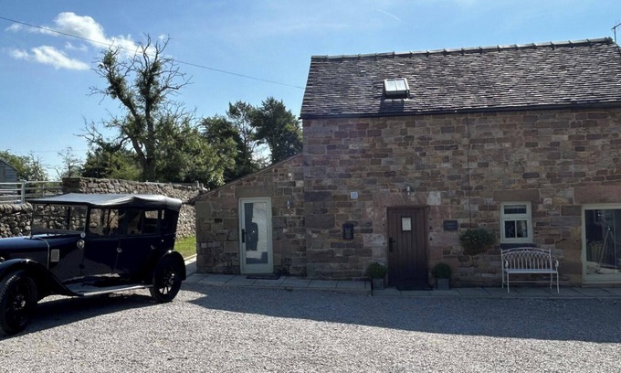 Winkhill House | Barn Conversion - Sleeps 4 - Pet friendly - Garden