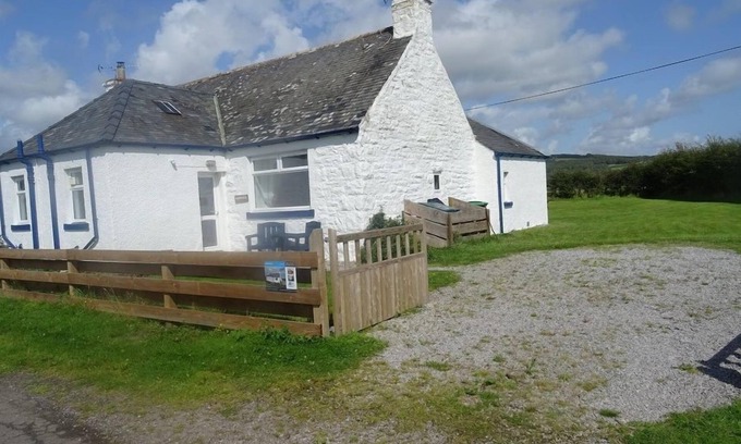 Sandyhills Cottage | Barnacle - a cottage that sleeps 4 guests in 2 bedrooms