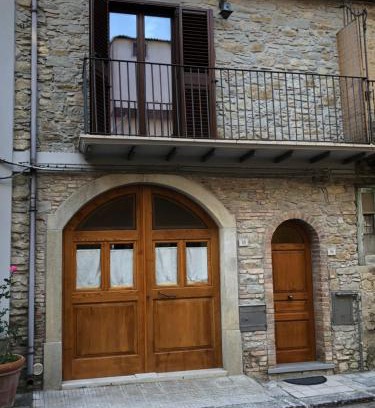 Basico House | Basicò un balcone sul mare-Casa I CARRUGGI- Case vacanza Sicilia&Toscana-