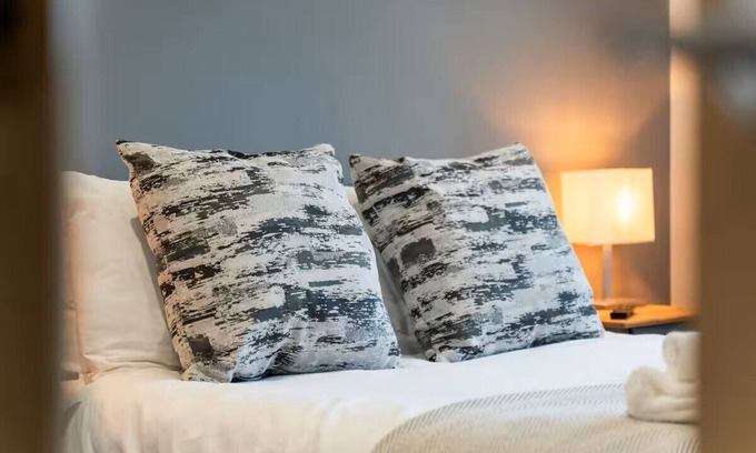 Newton St Loe House | Bath 2-BR Retreat w/Hot Tub & Parking/WiFi Close To City Centre Pet Friendly