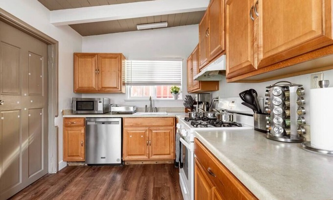 Tennyson - Alquire House | Bay Area Pool Table BBQ Cal U BART Gateway to SFO.