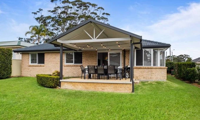 Bateau Bay House | Bay Breeze - An impressive Family Home within walking distance to Bateau Bay bea