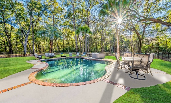Johns Island House | Bay Breeze Manor: Waterfront, Pool & Hot Tub, Game Room!