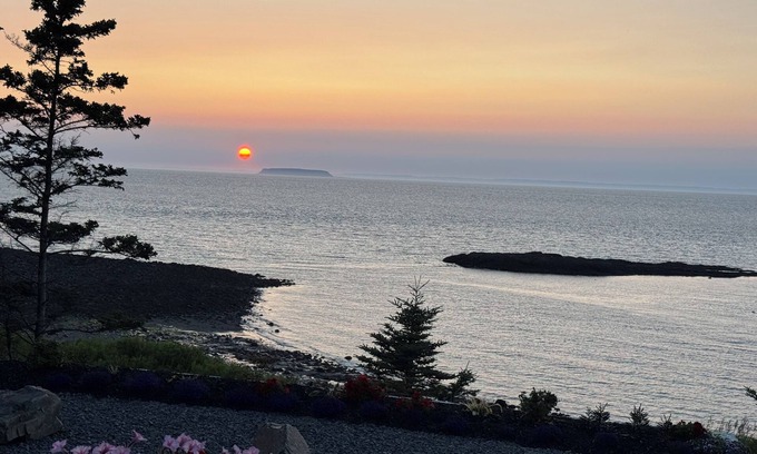 Black Rock House | Bay of Fundy Oceanfrontn1 King RR, Queen R workspace, 2 baths, outdoor Hot tub