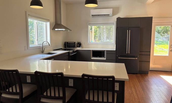 Queensland House | Bay views, trails, beaches, fresh air & quality well water. Monthly Rentals!