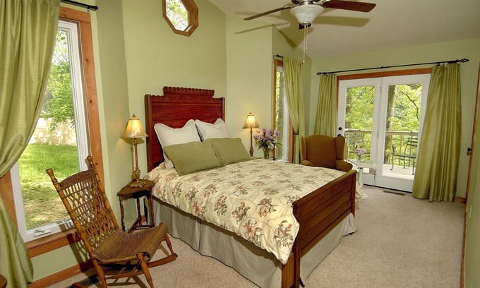 Eureka Springs House | Bayberry Cottage- Looks Out on Private Lake