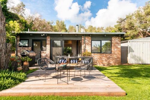 Tootgarook House | Beach cottage, 4 mins to sea with spacious garden