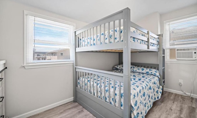 Southend House | Beach Getaway Parking 2 blocks to Beach