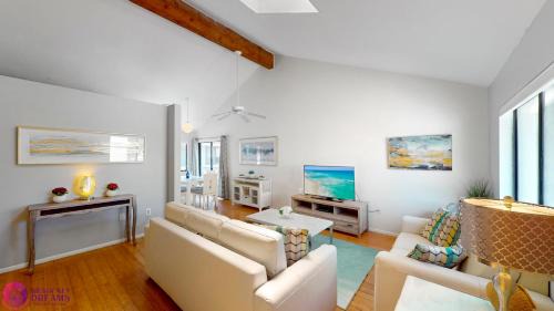 Siesta Key Village Ski Chalet | Beach Rd, 300ft to Beach Access & 500ft to Siesta Key Village, 2bdr