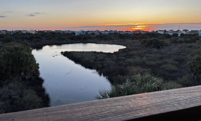 Isla Del Sol House | Beach Retreat w/Cowboy Pool and 5-Minute Walk to the Beach!