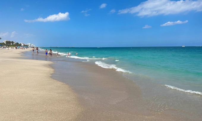 Galt Mile Apartment | Beach vacation with pool