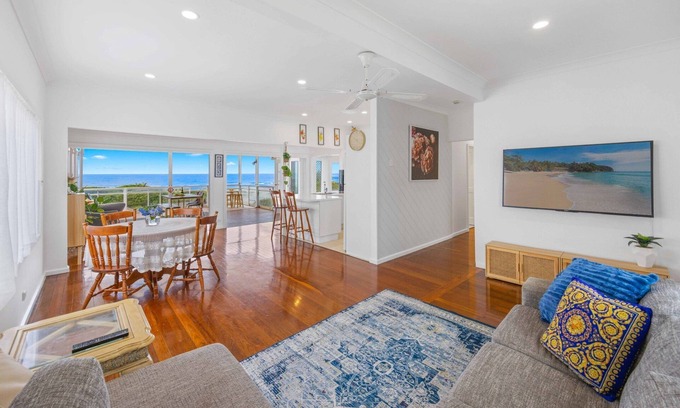 Lake Cathie Cottage | Beach-View Lake Cathie seaside cottage