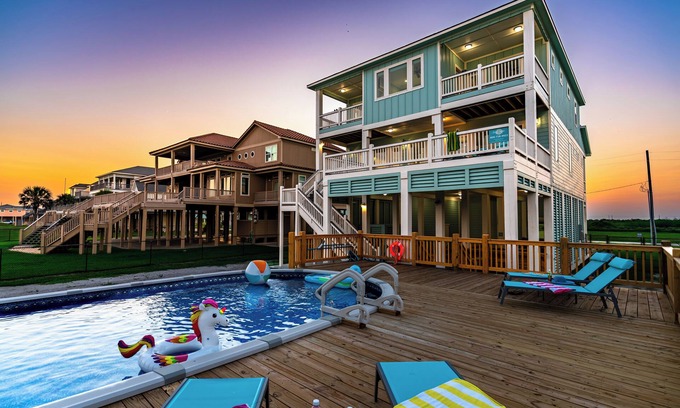 Crystal Beach House | Beachfront 6BR, Sleeps 20, Hot Tub, Pool & Game Room Fun!