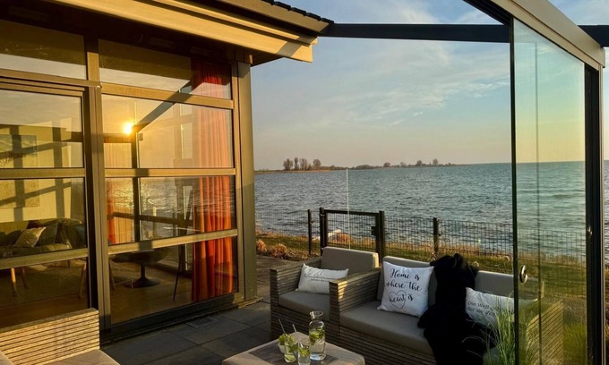 Enkhuizen House | Beachfront Chalet with Fenced Garden and Exceptional Sea Views in Enkhuizen