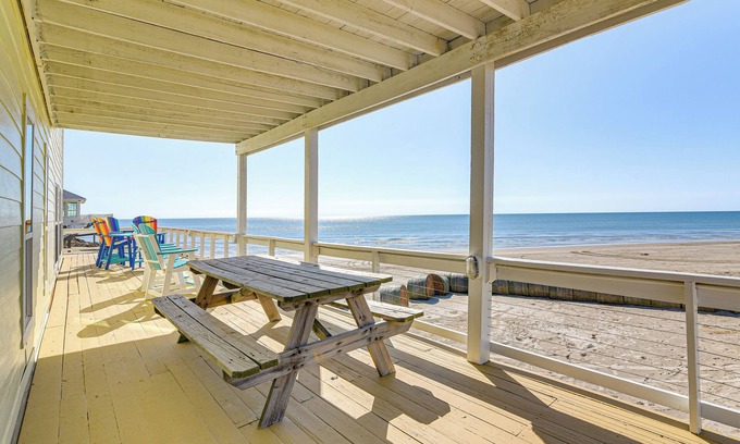 San Luis House | Beachfront Home w/Deck + Views in Freeport!