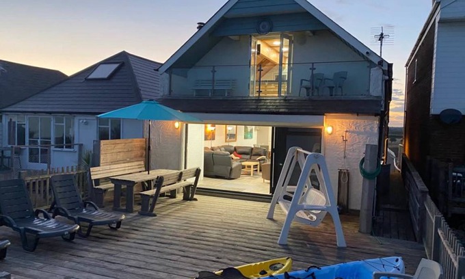 Pevensey House | Beachfront House with 2 Kayaks Sleeps 8