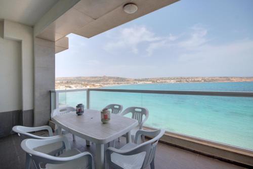 Għadira Apartment | Beachfront Pretty Holiday Home
