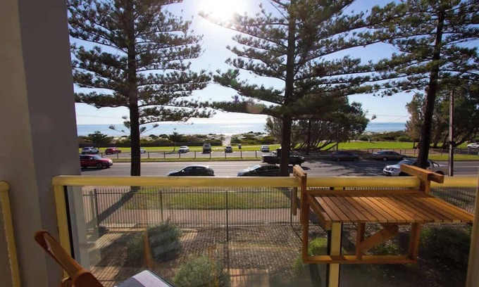 Semaphore House | Beachfront self contained upstairs apartment