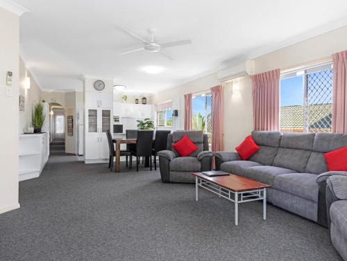 Torquay Apartment | Beachside 2-Bed Apartment with Secure Parking