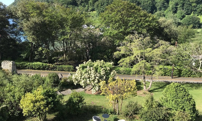 Salcombe Apartment | Beachside 2-bed - Sleeps 4, Parking & Pet Friendly