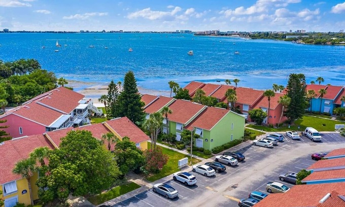 Bayview Condo | Beachside Condo – Walk to Sand, Pool & Hot Tub | Coastal Retreat
