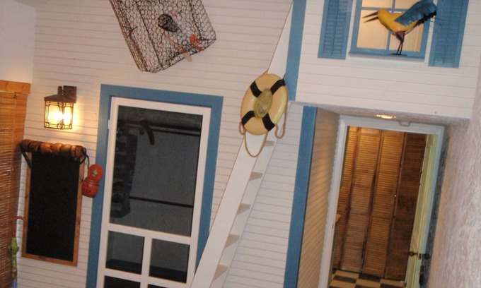 North Beach House | Beachwalk House Sleeps up to 10, just steps from Corpus Christi Beachwalk.