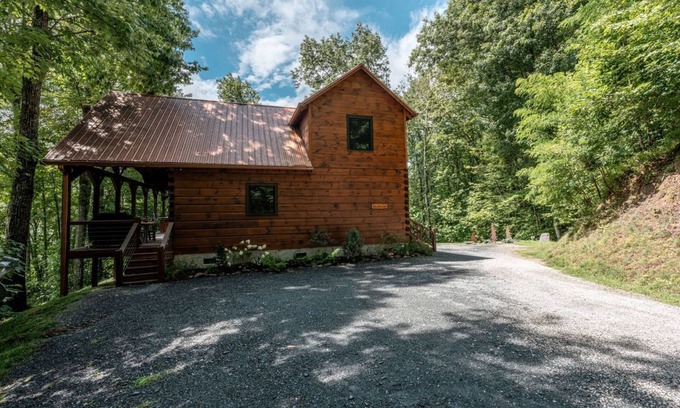 Topton Cabin | Bear Foot Lodge-Luxury Log Cabin Rental, Long Range Mountain Views, High Speed Internet, Fireplace, Rafting, Zip Lining, Horseback Riding-Nantahala NC.