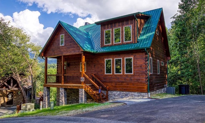 Wears Valley House | Bear Tracks Lodge cabin