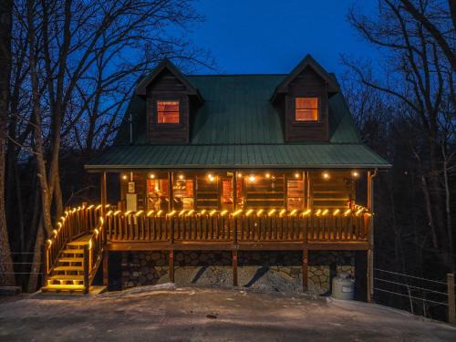 Gatlinburg - Pigeon Forge Ski Chalet | Bearadise-Private Cabin that Sleeps 8, with 3 Full Bathrooms, Pool Table, Board Games and Wet Bar
