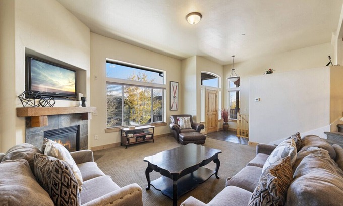 South Snyderville Basin House | Bears Lair: Spacious Townhome w/Private Hot Tub