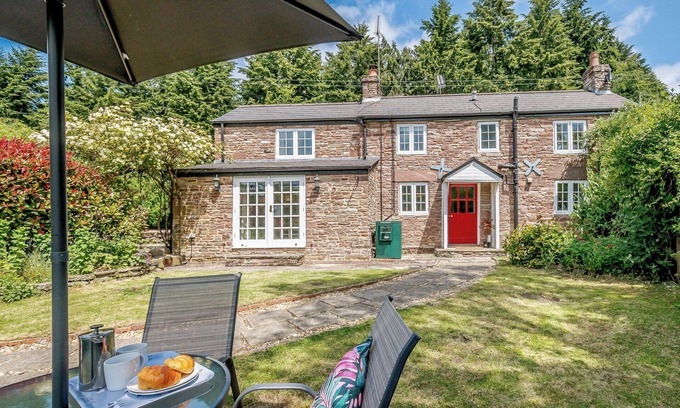Blakeney Cottage | Beautiful 19th-century chocolate box cottage in the Forest of Dean.