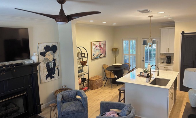Oxford House | Beautiful 2 bedroom, 2.5 bath townhome! Walking distance to Oxford Square! πβ€οΈ