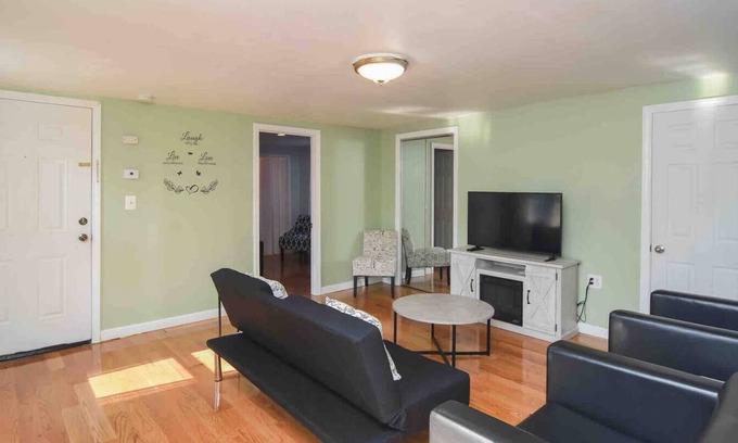 Salem Apartment | Beautiful 2 bedroom apartment close to downtown