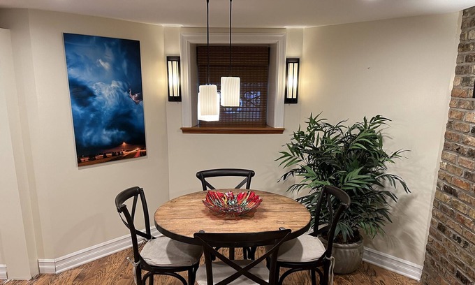 Wrigleyville Apartment | Beautiful 2 Bedroom Next To Wrigley Field!