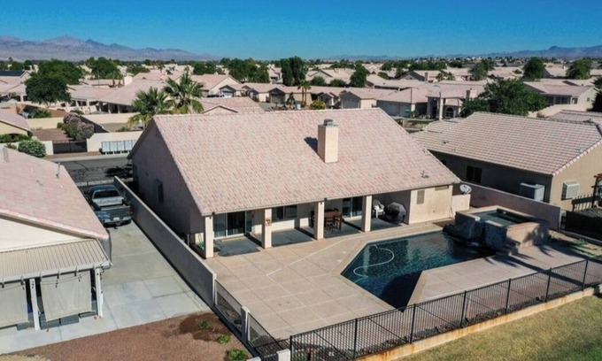 Fort Mohave House | Beautiful 3-bedroom pool home with 6 beds and golf course view. Minutes to river