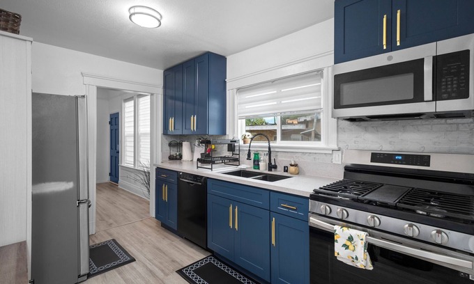 North Long Beach Apartment | Beautiful 3-bedroom apartment in Long Beach