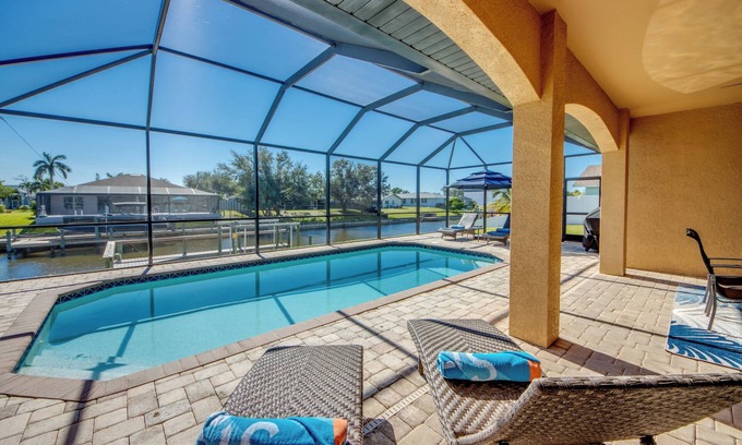 Cape Coral Villa | Beautiful 4 BR waterfront Villa w. heated pool/kayaks/bicycles/fishing poles