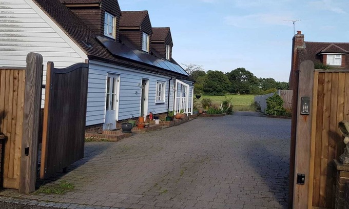 Wadhurst Cottage | Beautiful and Spacious Countryside Cottage